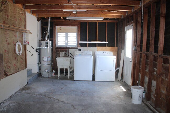 Building Photo - Ready for Move In! Three Bedroom, 1 1/2 Bathroom House with 2 Garages and Side Yard Access in Pit...