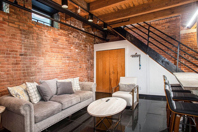 Building Photo - 6533 E Jefferson Ave