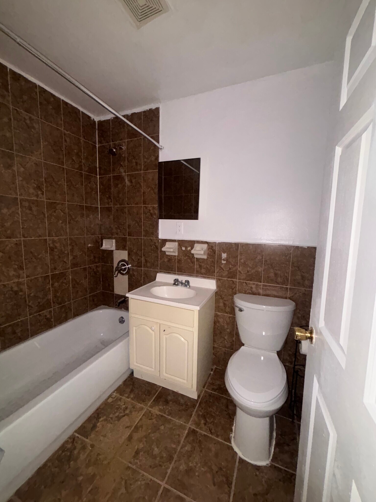 Building Photo - 245 E 28th St