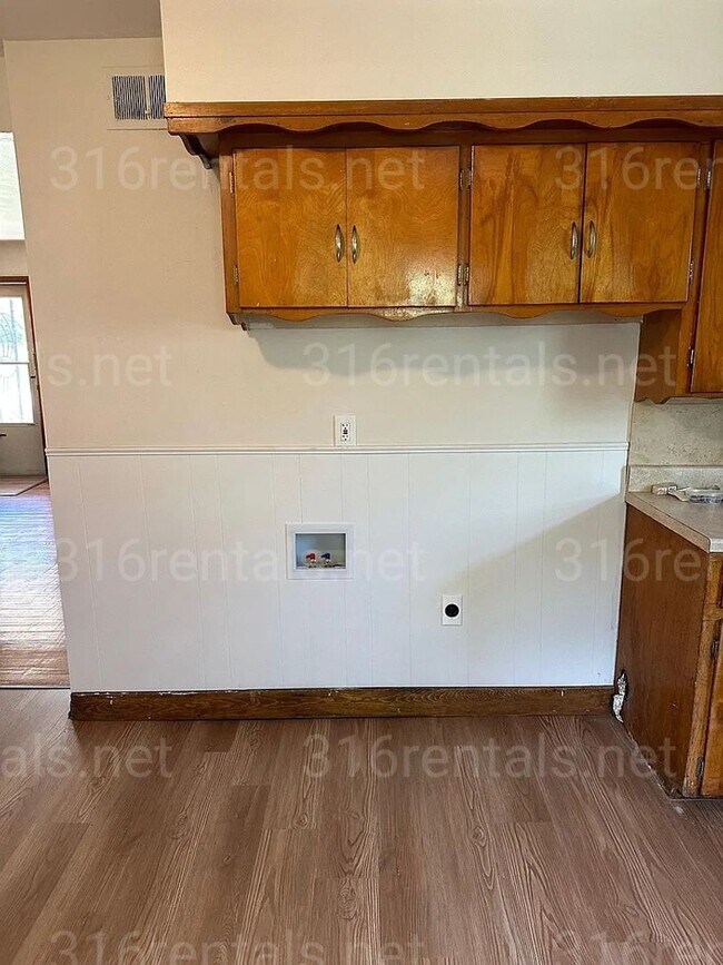 Building Photo - $975 - 4 bedroom / 1 bathroom - Single Fam...