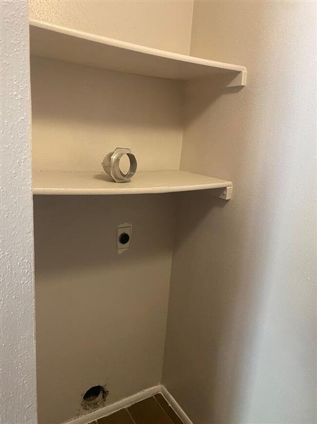 Building Photo - Large 3 bed 2 bath duplex