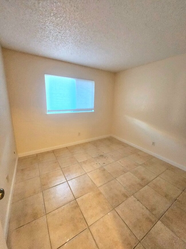Building Photo - 4921-4923 Saddlerock Way