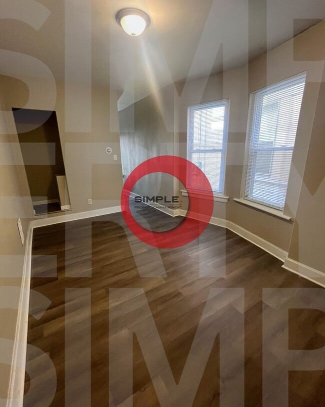 Building Photo - Great space & Location!