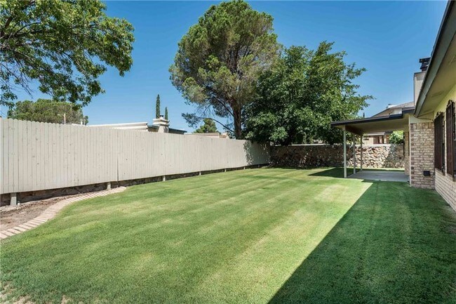 Building Photo - 701 El Parque Dr