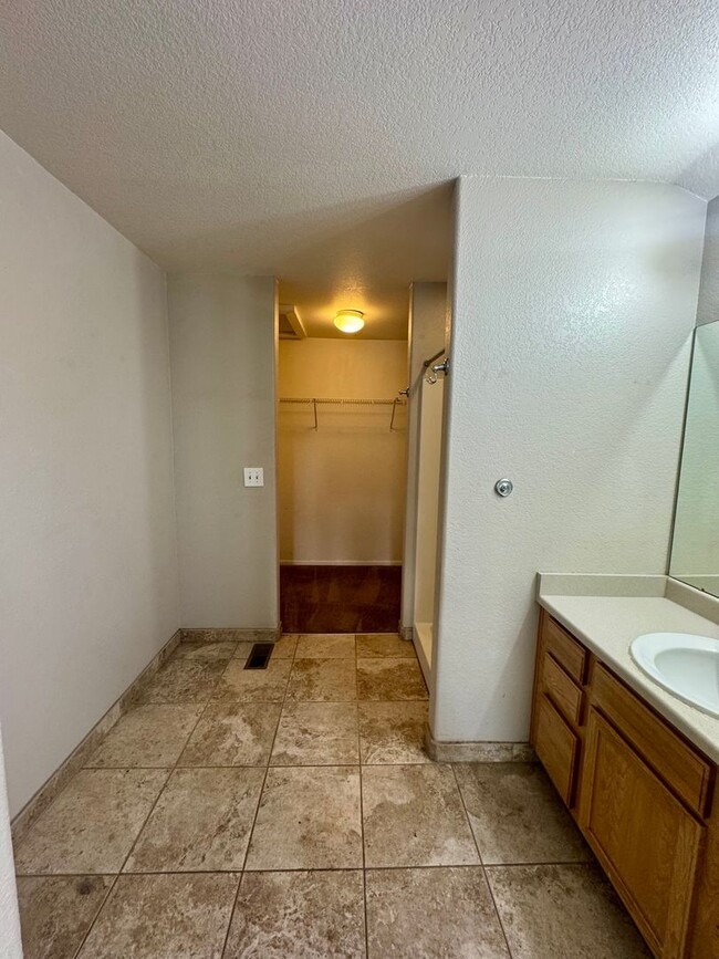 Building Photo - Modern 2 Bedroom, 2 Bathroom Condo