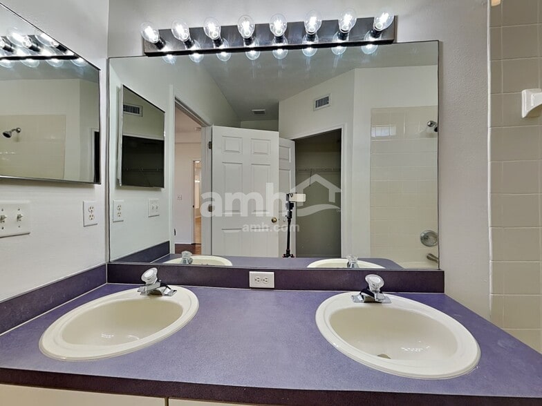 Building Photo - 6516 Summer Cove Dr