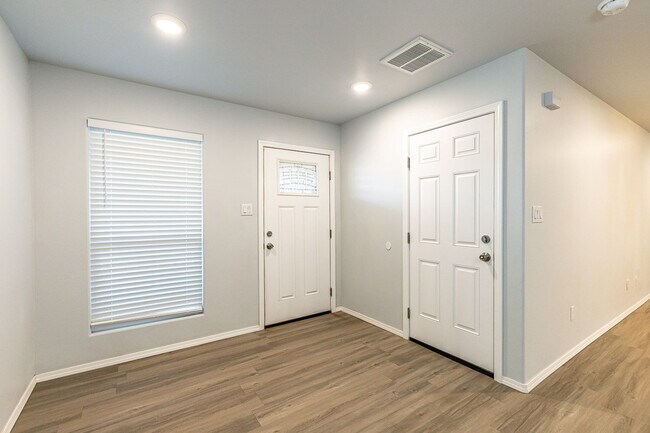 Building Photo - Half off the first Full Month's Rent !!!! ...