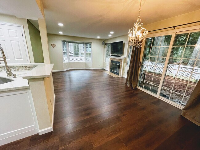 Building Photo - Exquisite Home with 3 Bed and 2.5 Bath in ...