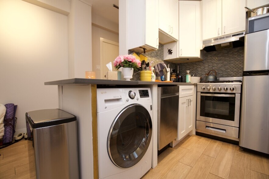 Building Photo - 511 W Belmont Ave