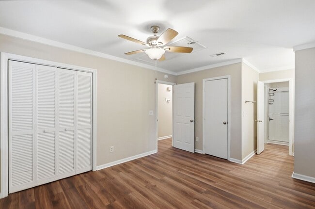 Building Photo - Renovated Ranch on a Quiet Cul-de-Sac with Vaulted Ceilings & Private Backyard