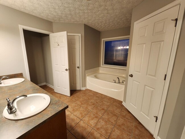 Building Photo - 3 Bedrooms 2 Baths 2 Car Garage - North Co...