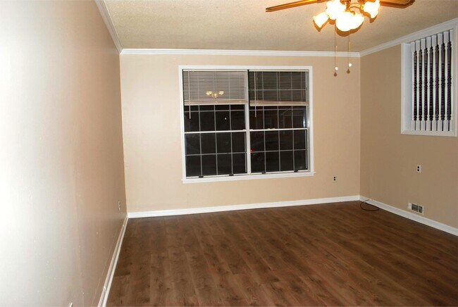 Building Photo - 3105 Pineview Dr SW