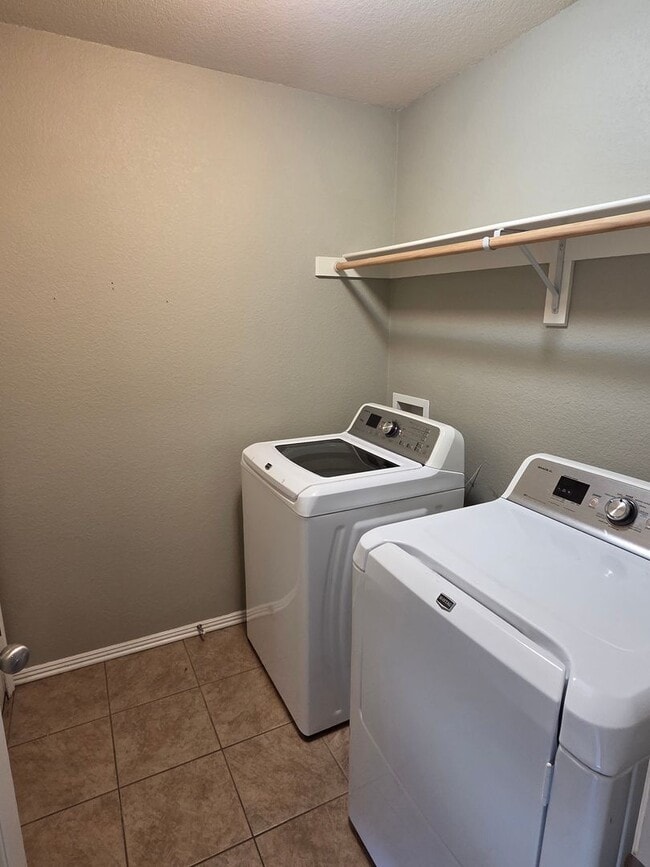 Building Photo - MUST SEE CHARMING HOME!