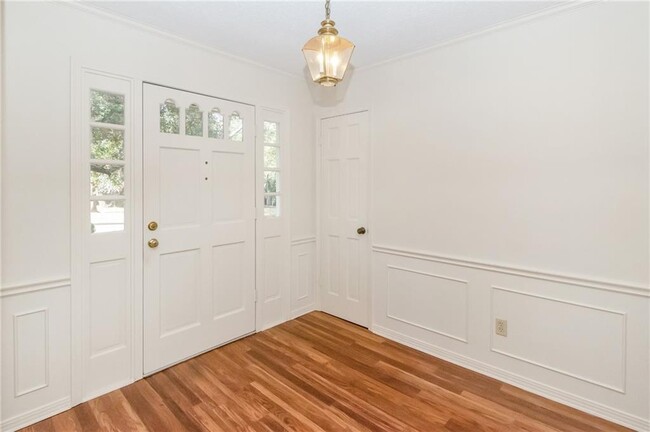 Building Photo - 1005 Westbury Dr