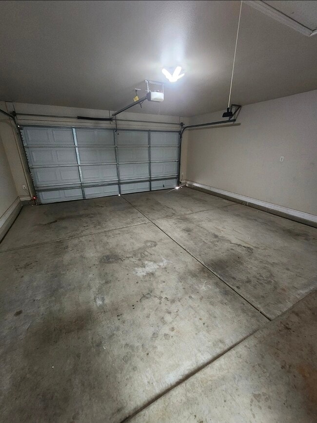 Building Photo - 3 bed 2 bath 2 car garage in Lone Star Trails!