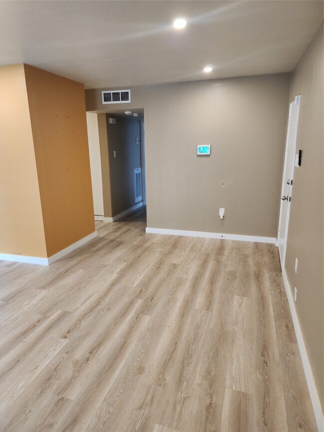 Building Photo - 513 S Post Oak Ln