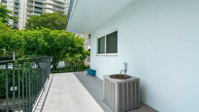 Building Photo - 2539 S Bayshore Dr