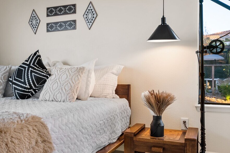 Building Photo - 3426 Lomas Serenas Dr