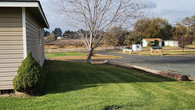 Building Photo - 2 bed 1 bath home in the country with park...