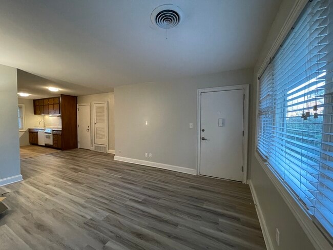 Building Photo - 3668 Kingsboro Rd NE