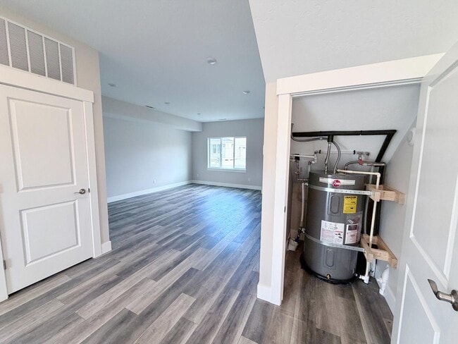 Building Photo - 7212 Shaver Dr