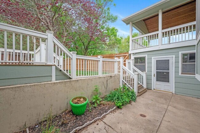Building Photo - HUGE 4 Bedroom, 3.5 Bathroom!