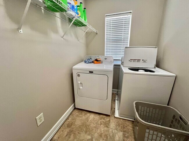 Building Photo - 1062 Fairway Ln