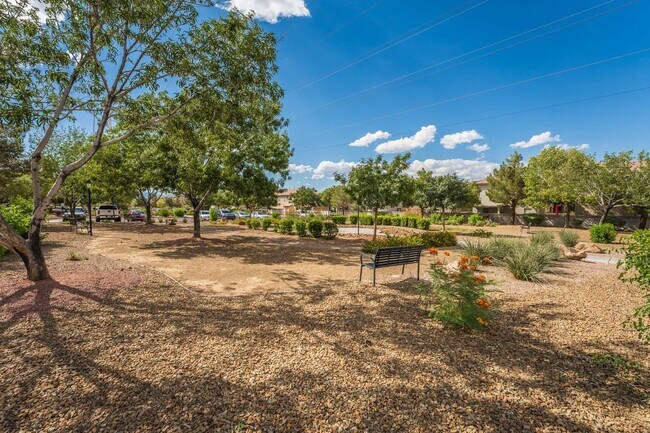 Building Photo - 3 BEDROOM HOUSE WITH OPEN FLOOR PLAN !!