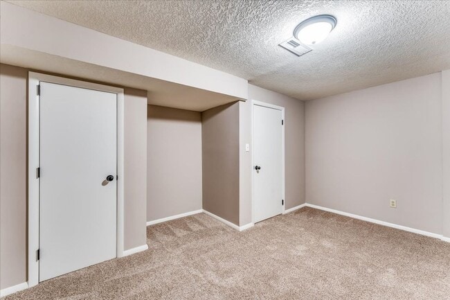 Building Photo - Beautiful 4 Bedroom 2 Bathroom Townhouse i...