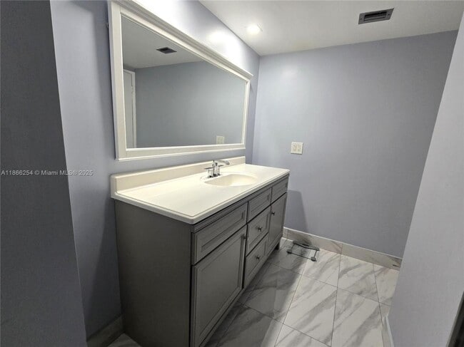 Building Photo - 7400 Radice Ct