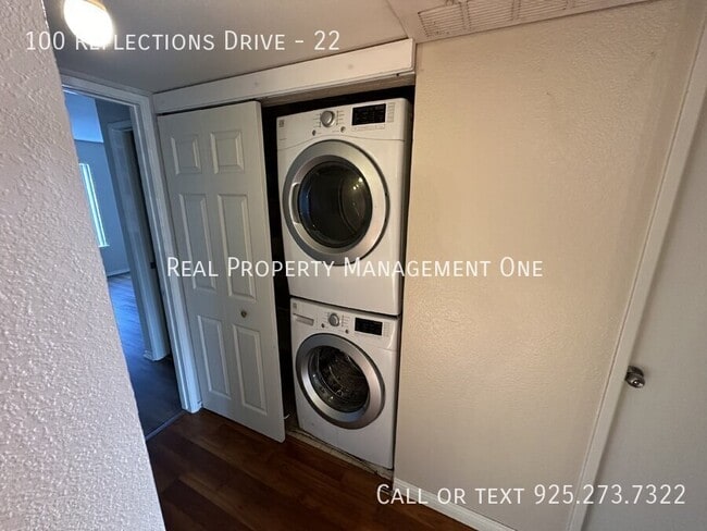 Building Photo - 100 Reflections Dr