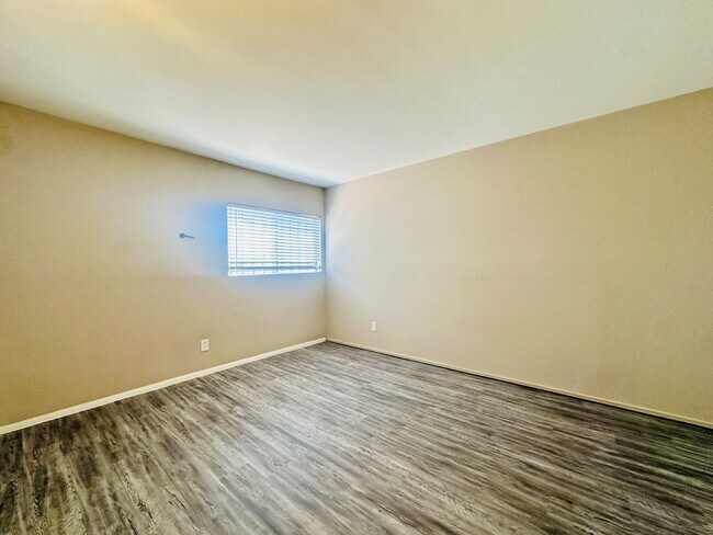 Building Photo - Catalina1202-1216