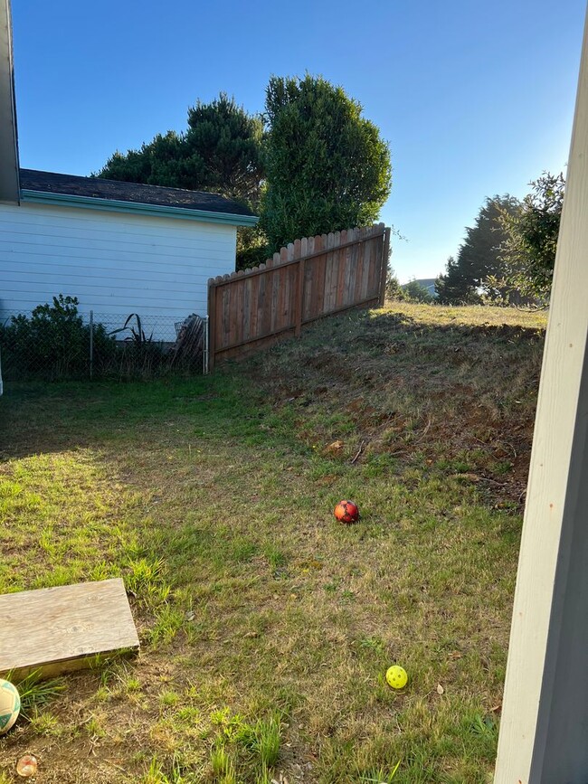 Building Photo - Beautiful 3 bedroom 2 bath home with a large carport in Bandon, OR.