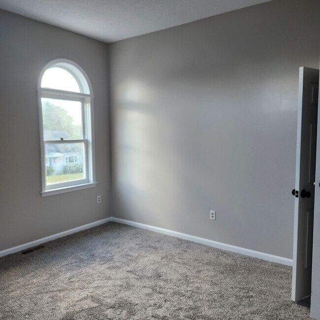 Building Photo - 6 Pine Grove Ave