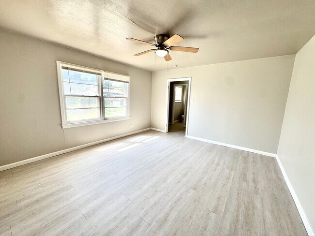 Building Photo - 4 Bed 2 Bath Move In Ready! Pre-Leasing