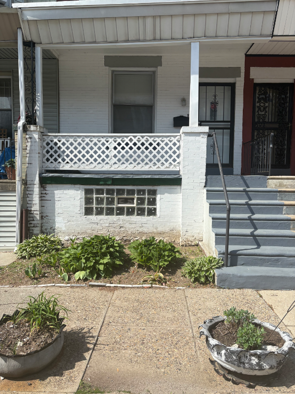 Building Photo - 922 S Yewdall St