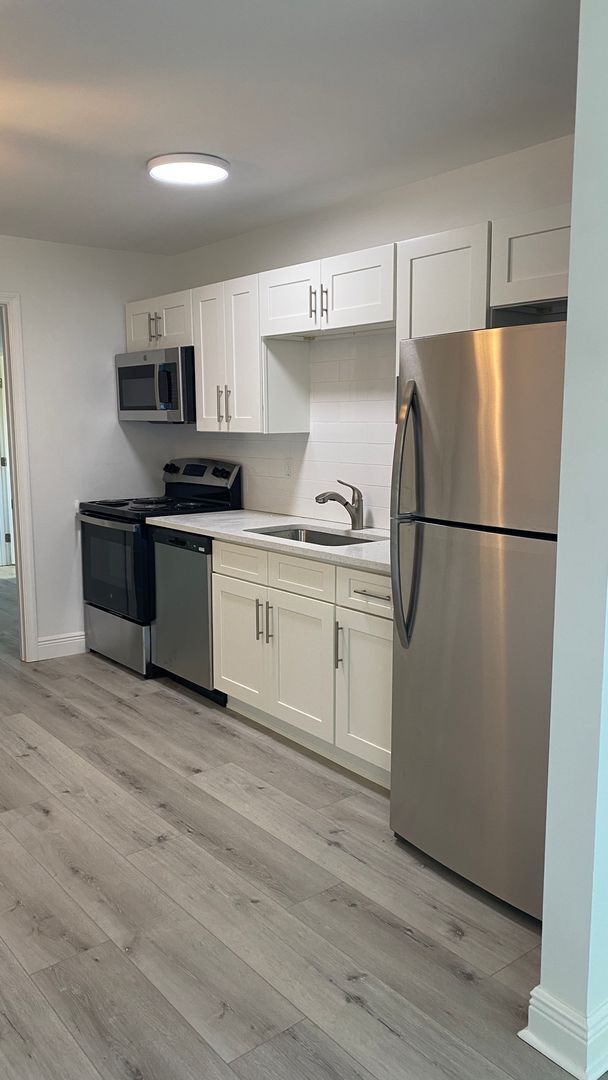 Building Photo - Beautifully Renovated 3/2 Villa in West Br...