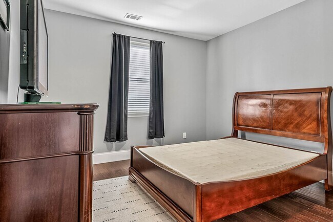 Building Photo - 173 Charolais Dr