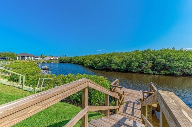 Building Photo - 2/2 First Floor in Poppleton Creek!
