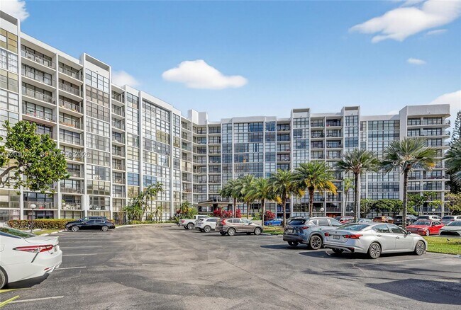 Building Photo - 1000 Parkview Dr