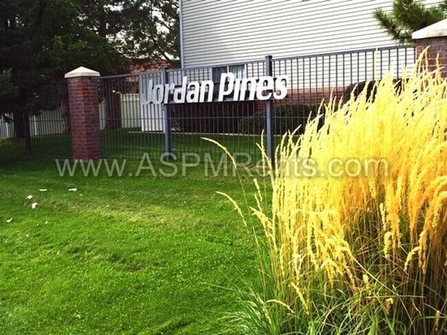 Building Photo - W Jordan Nice 3 Bed 2 Bath Townhome with pool