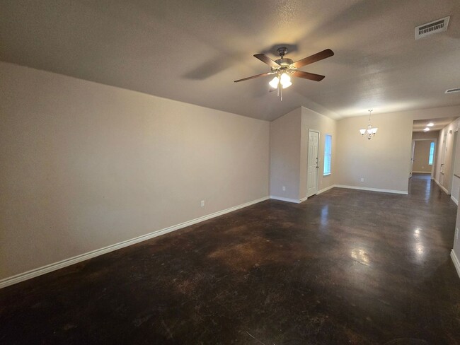 Building Photo - 905 Rosewood Dr