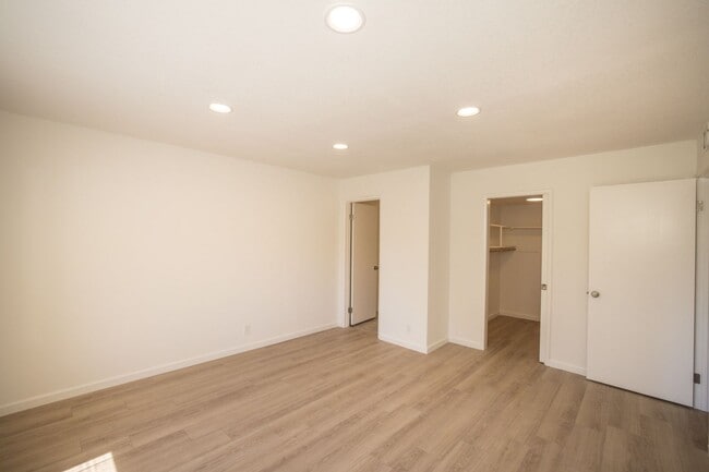 Building Photo - Completely Remodeled 2 Bed, 2 Bath Condo in Desirable Greenhouse Complex!