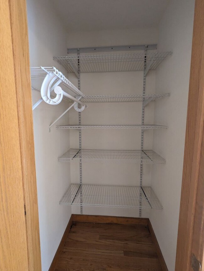 Building Photo - Great Location! 2-bed 1-bath Apartment