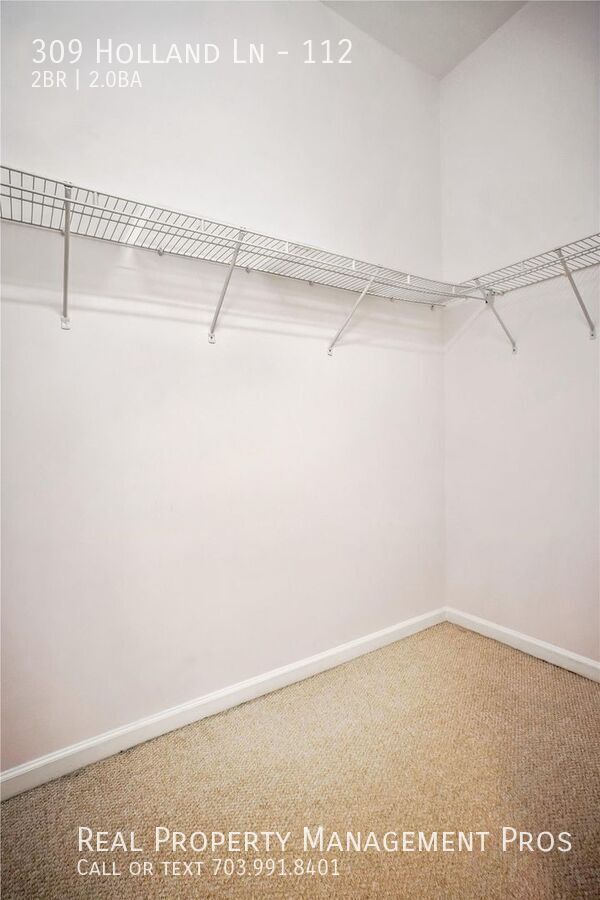 Building Photo - 309 Holland Ln