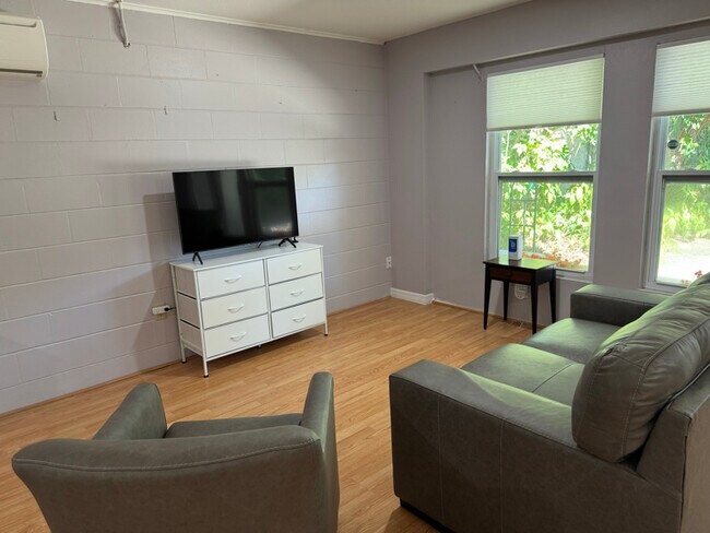 Building Photo - 1305 Green Cove Rd