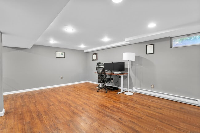 Building Photo - 14 Meadowpark Ave N