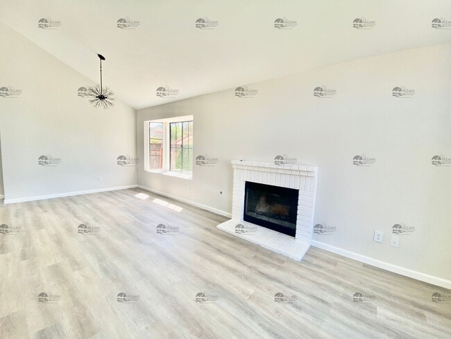 Building Photo - Updated 3BD/2BA with Air Conditioning