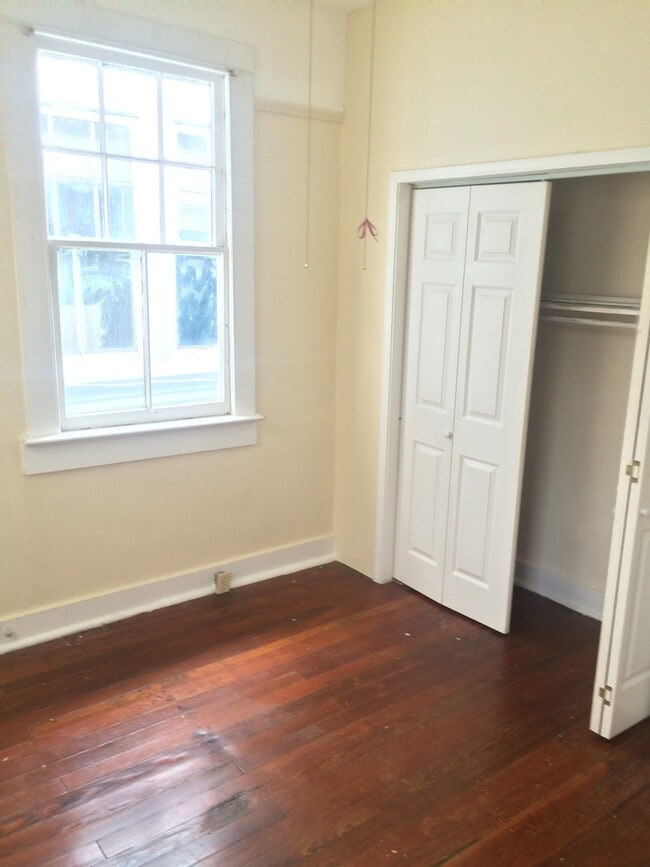 Building Photo - 2BD/1BA, Off Street Parking!
