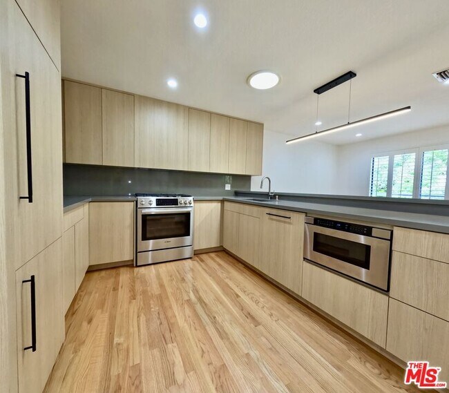 Building Photo - 805 N W Knoll Dr